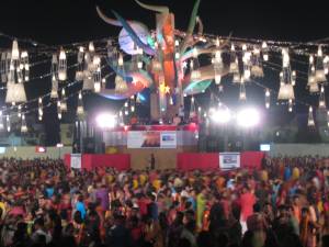 25,000 people dancing at a Garba in Baroda. 
